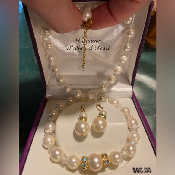 Genuine Mother of Pearl Jewelry - Picture 4 of 6